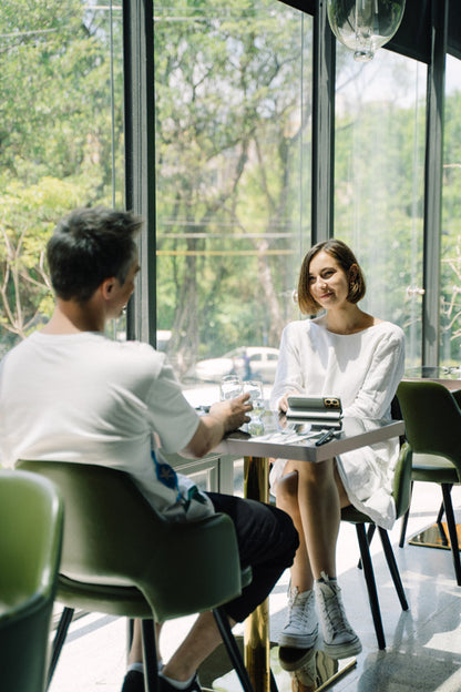 Moshi Overture MagSafe-Hülle mit abnehmbarer magnetischer Brieftasche für iPhone 14 Plus (Grau)
