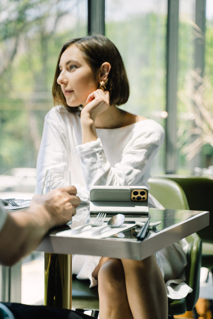 Moshi Overture MagSafe-Hülle mit abnehmbarer magnetischer Brieftasche für iPhone 14 Plus (Grau)