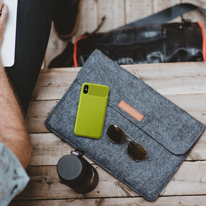 Caseology Vault Case für iPhone Xs Max (Rot)